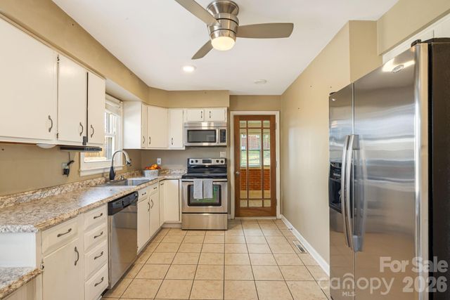 3226 Charlyne Drive, Hendersonville, NC 28792