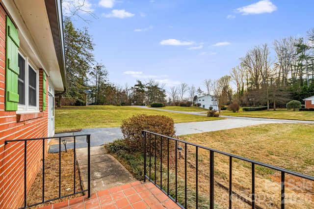 3226 Charlyne Drive, Hendersonville, NC 28792