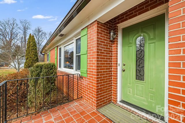 3226 Charlyne Drive, Hendersonville, NC 28792