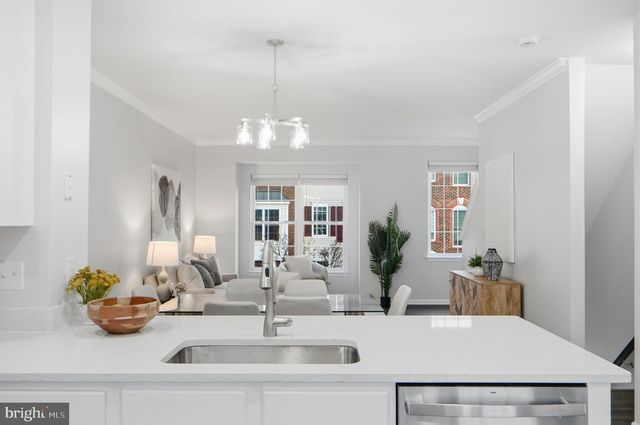 42834 MCCOMAS TER, Chantilly, VA 20152