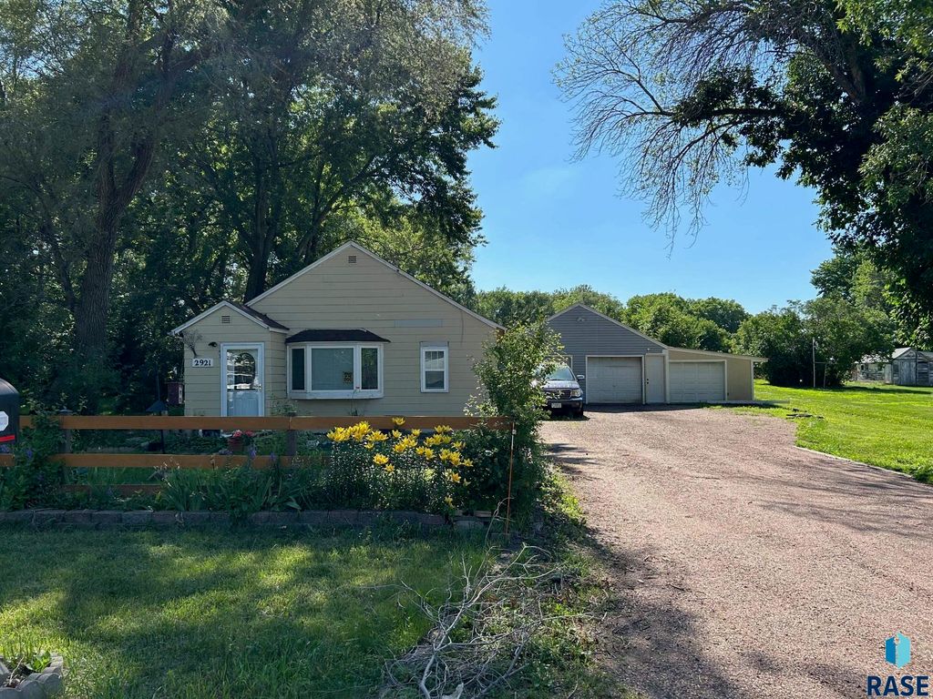 2921 Highland Ave, Sioux Falls, SD 57104