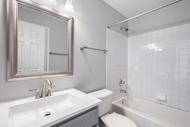 2827 Rutland Circle 204, Naperville, IL 60564