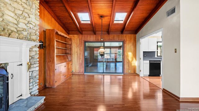 1049 Ivy Ln, Terrell Hills, TX 78209