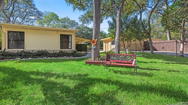 1049 Ivy Ln, Terrell Hills, TX 78209