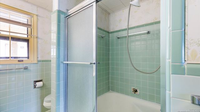 1049 Ivy Ln, Terrell Hills, TX 78209