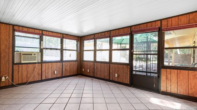 1049 Ivy Ln, Terrell Hills, TX 78209