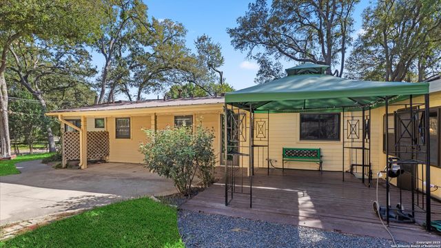 1049 Ivy Ln, Terrell Hills, TX 78209
