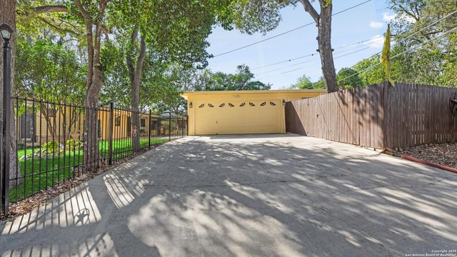 1049 Ivy Ln, Terrell Hills, TX 78209