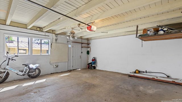 1049 Ivy Ln, Terrell Hills, TX 78209