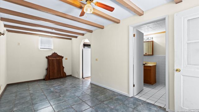 1049 Ivy Ln, Terrell Hills, TX 78209
