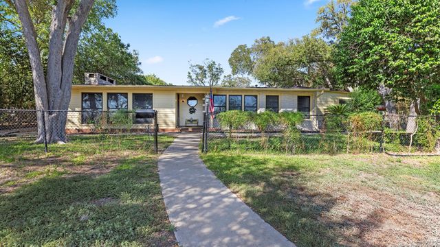 1049 Ivy Ln, Terrell Hills, TX 78209