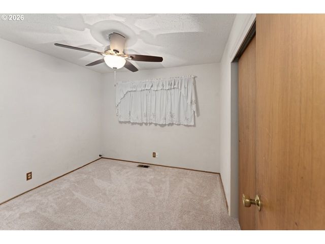 212 HAYDEN BRIDGE Way, Springfield, OR 97477