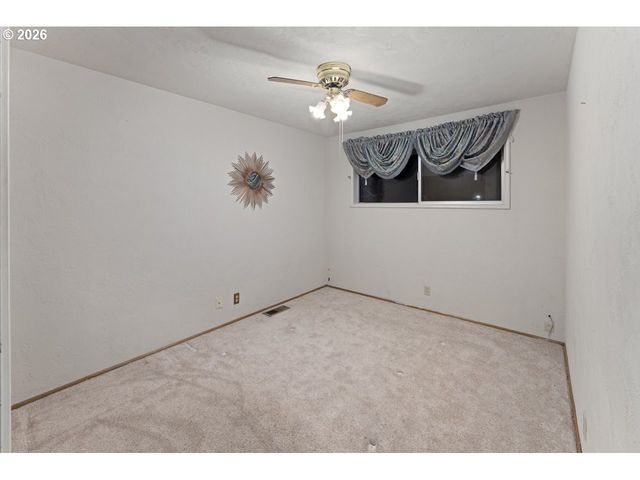 212 HAYDEN BRIDGE Way, Springfield, OR 97477