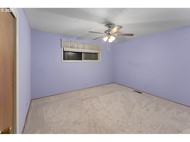 212 HAYDEN BRIDGE Way, Springfield, OR 97477