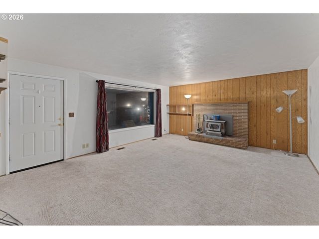 212 HAYDEN BRIDGE Way, Springfield, OR 97477