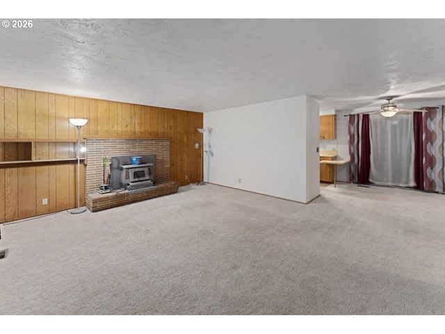 212 HAYDEN BRIDGE Way, Springfield, OR 97477