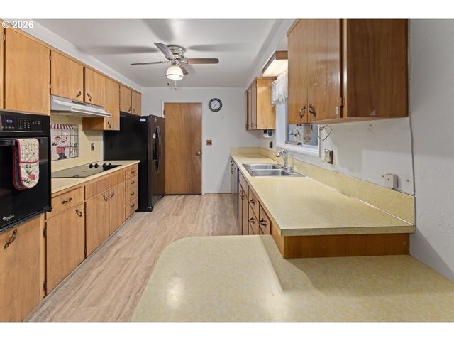 212 HAYDEN BRIDGE Way, Springfield, OR 97477