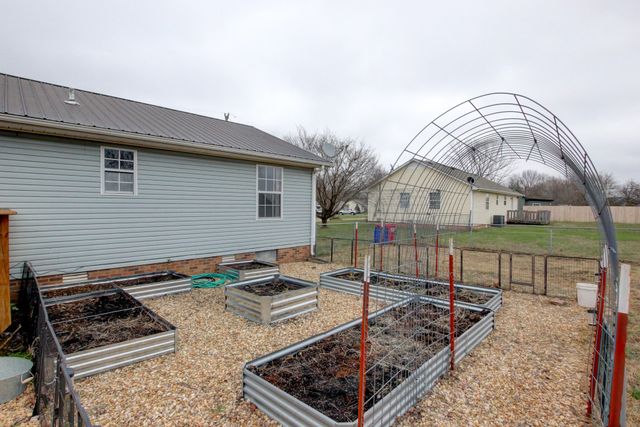 920 Linda Dr, Oak Grove, KY 42262