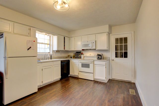 920 Linda Dr, Oak Grove, KY 42262