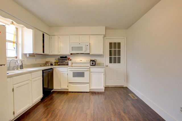 920 Linda Dr, Oak Grove, KY 42262