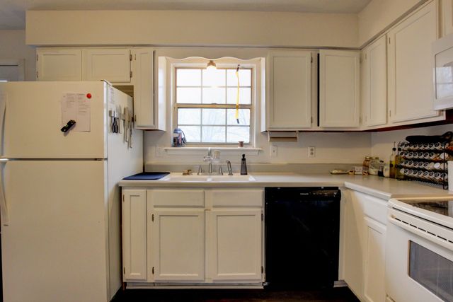 920 Linda Dr, Oak Grove, KY 42262