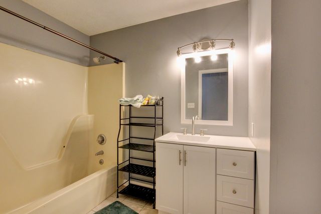 920 Linda Dr, Oak Grove, KY 42262