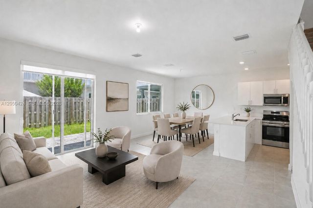 715 SE 15th Street ., Homestead, FL 33034