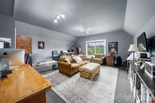 4862 Pinnacle Mountain Road, Zirconia, NC 28790
