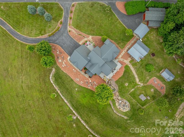 4862 Pinnacle Mountain Road, Zirconia, NC 28790
