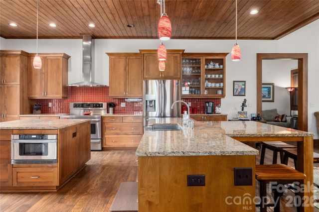 4862 Pinnacle Mountain Road, Zirconia, NC 28790