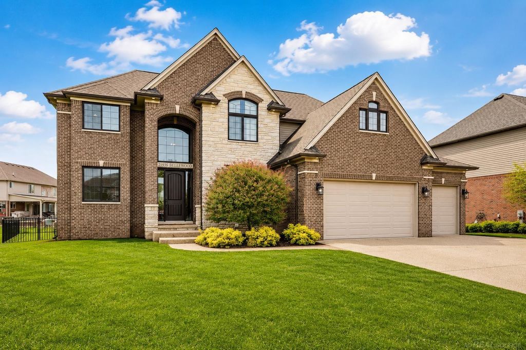 21936 Bellewood Drive, Macomb Twp, MI 48044