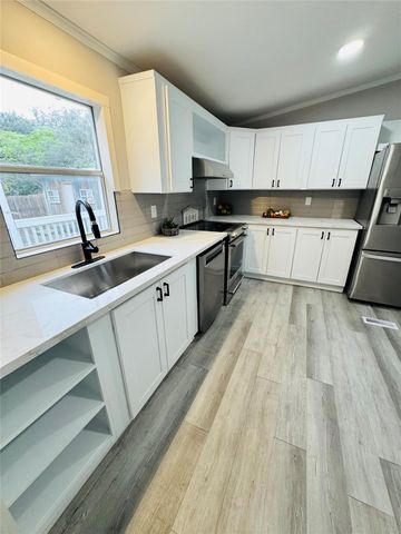 106 E Olive ST, Lockhart, TX 78644