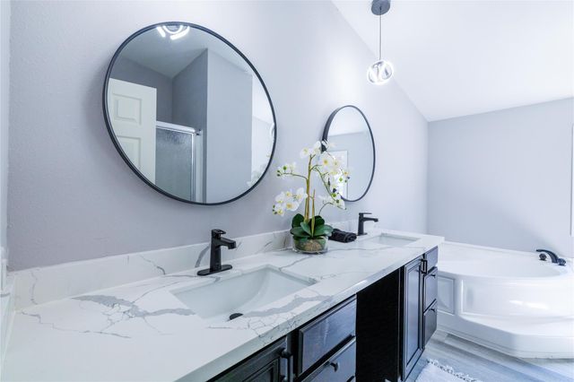 106 E Olive ST, Lockhart, TX 78644