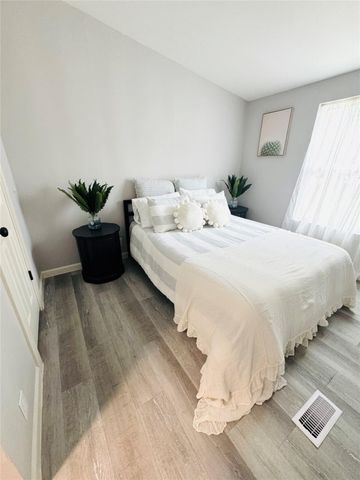 106 E Olive ST, Lockhart, TX 78644