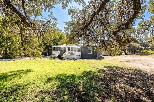106 E Olive ST, Lockhart, TX 78644