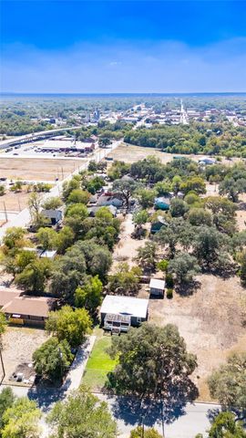 106 E Olive ST, Lockhart, TX 78644