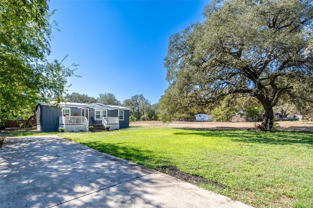 106 E Olive ST, Lockhart, TX 78644