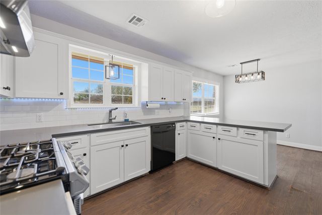 2401 Oakwood Drive, Brenham, TX 77833