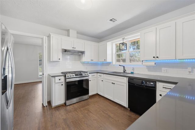 2401 Oakwood Drive, Brenham, TX 77833