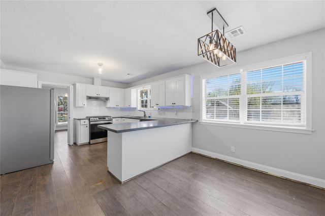 2401 Oakwood Drive, Brenham, TX 77833