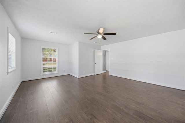 2401 Oakwood Drive, Brenham, TX 77833