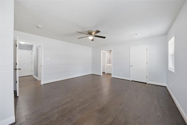 2401 Oakwood Drive, Brenham, TX 77833