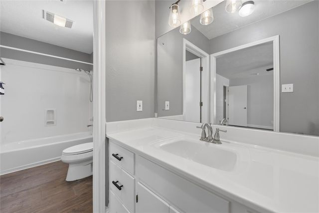 2401 Oakwood Drive, Brenham, TX 77833