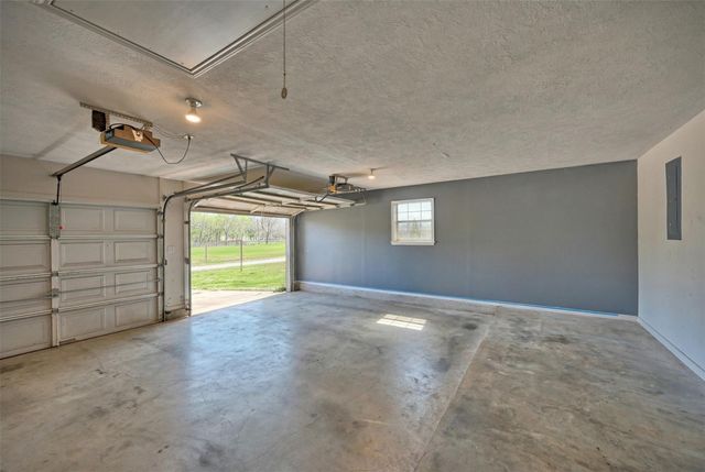 2401 Oakwood Drive, Brenham, TX 77833