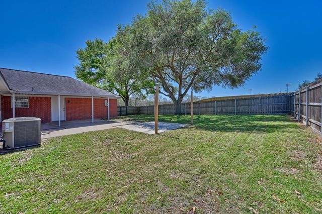 2401 Oakwood Drive, Brenham, TX 77833