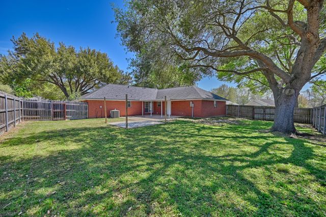 2401 Oakwood Drive, Brenham, TX 77833