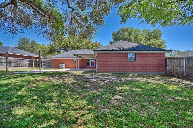2401 Oakwood Drive, Brenham, TX 77833