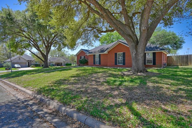 2401 Oakwood Drive, Brenham, TX 77833