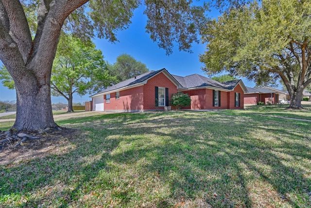2401 Oakwood Drive, Brenham, TX 77833