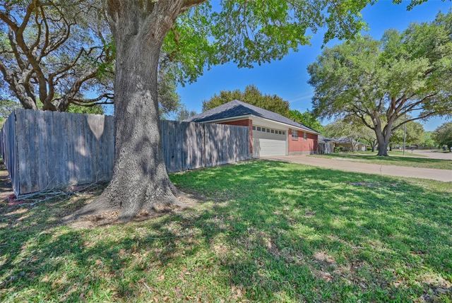 2401 Oakwood Drive, Brenham, TX 77833